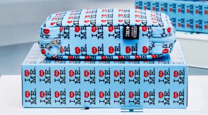 ILLIT 1st Single Albume [NOT CUTE ANYMORE] (ILLIT x Ashley Williams Pouch Ver.) (I HEART ME / COLLAGE)