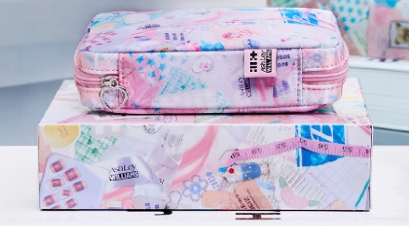 ILLIT 1st Single Albume [NOT CUTE ANYMORE] (ILLIT x Ashley Williams Pouch Ver.) (I HEART ME / COLLAGE)